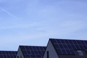 Neighborhood homes with rooftop solar panels